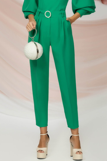 Pantaloni lungi din stofa elastica verzi conici cu buzunare laterale accesorizati cu cordon