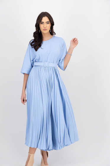 Lightblue dress pleated light material midi accessorized with belt cloche with elastic waist