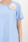 Tricou din bumbac albastru-deschis cu croi larg usor asimetric cu brosa in forma de floare 6 - StarShinerS.ro