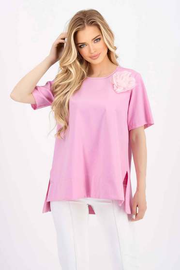 Tricou din bumbac roz-deschis cu croi larg usor asimetric cu brosa in forma de floare
