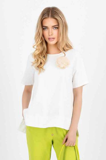 Tricouri lejere, Tricou din bumbac alb cu croi larg usor asimetric cu brosa in forma de floare - StarShinerS.ro