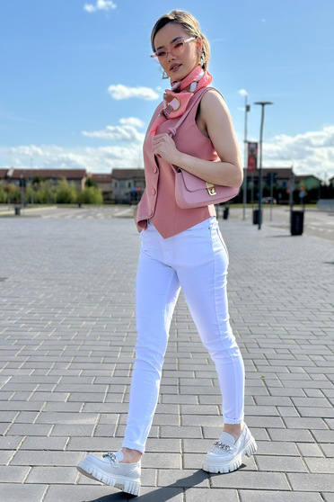 White jeans long skinny jeans accessorized with belt