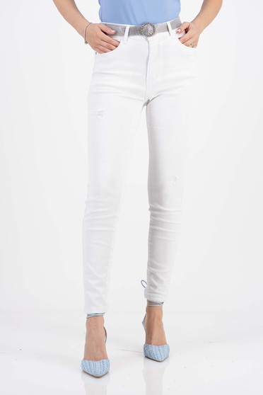 White jeans long skinny jeans accessorized with belt
