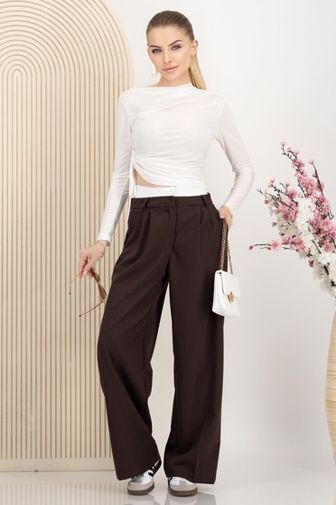 Pantaloni damă – Colecția 2025 casual, Pantaloni din stofa elastica maro-inchis evazati cu betelie dubla si buzunare laterale - StarShinerS.ro