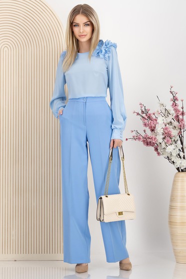 Pantaloni din bumbac albastru-deschis lungi evazati cu talie inalta si buzunare laterale