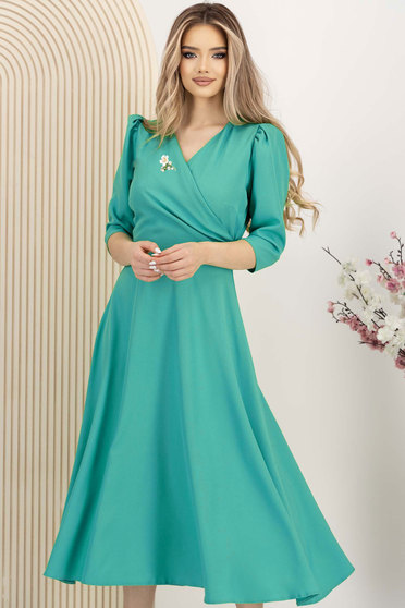 Rochii de Vară - Colecția 2025, Rochie din georgette turcoaz midi in clos accesorizata cu brosa - StarShinerS - StarShinerS.ro