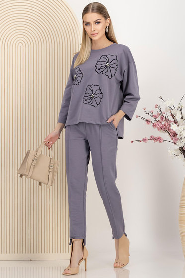 Trening din bumbac gri cu croi larg si elastic in talie cu detalii florale brodate