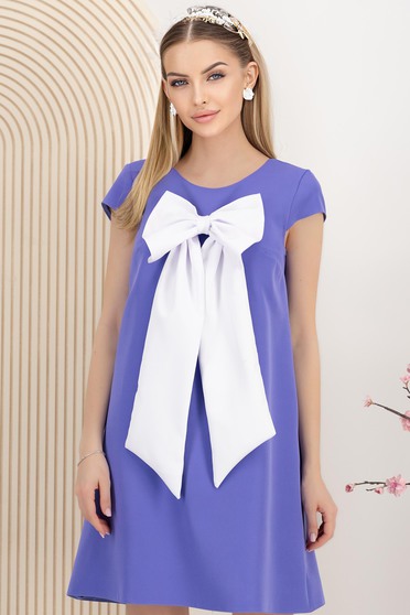 Rochie din stofa elastica mov scurta cu croi larg accesorizata cu brosa fundita 3D - StarShinerS