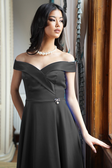 Rochie din tafta elastica satinata neagra midi in clos cu umeri goi accesorizata cu brosa - StarShinerS