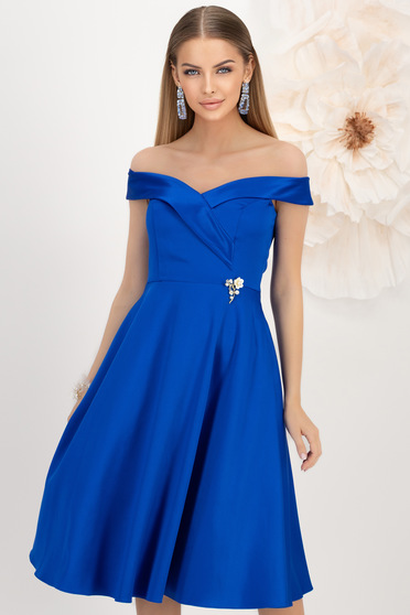 Rochii XS-S (36) - Colecția 2025, Rochie din tafta elastica satinata albastra midi in clos cu umeri goi accesorizata cu brosa - StarShinerS - StarShinerS.ro