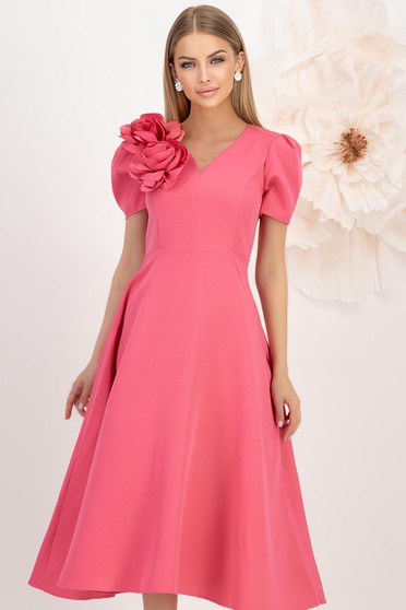 Rochii XS-S (36) - Colecția 2025, Rochie din stofa elastica roz midi in clos cu decolteu in v accesorizata cu 2 brose 3D - StarShinerS - StarShinerS.ro