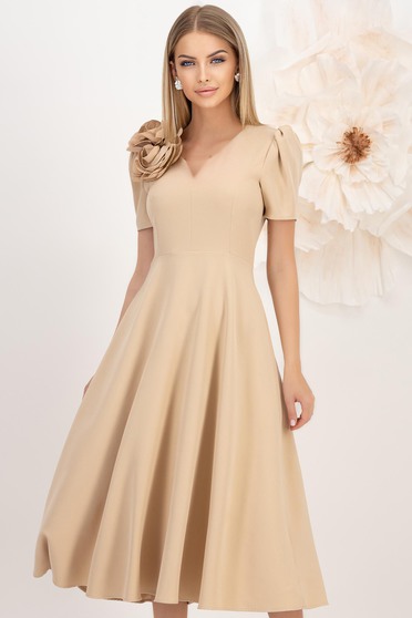 Rochie din stofa elastica bej midi in clos cu decolteu in v accesorizata cu 2 brose 3D - StarShinerS