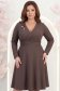 Rochie din jersey cu viscoza mocha pana la genunchi in clos cu brosa - StarShinerS 2 - StarShinerS.ro