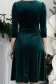Rochie din catifea verde până la genunchi in clos accesorizata cu brosa florala - StarShinerS 6 - StarShinerS.ro
