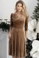 Rochie din catifea mocha până la genunchi in clos accesorizata cu brosa florala - StarShinerS 1 - StarShinerS.ro