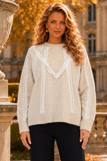Pulover din tricot crem cu croi larg si aplicatii de dantela