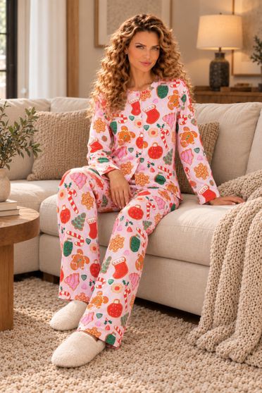 Pijama pufoasa din viscoza roz cu un croi larg si nasturi imprimata festiv