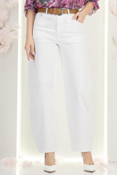 Blugi albi mom fit cu talie inalta si curea detasabila