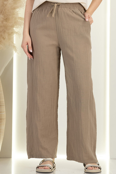 Pantaloni din bumbac bej cu un croi drept si buzunare laterale