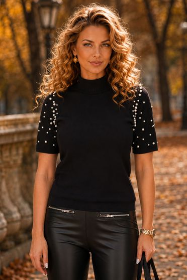 Bluza dama din tricot fin neagra cu un croi larg accesorizata cu perle si pietre strass