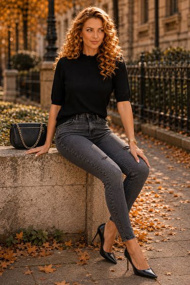 Bluza dama din tricot fin neagra cu un croi larg si guler cu  aplicatii de dantela