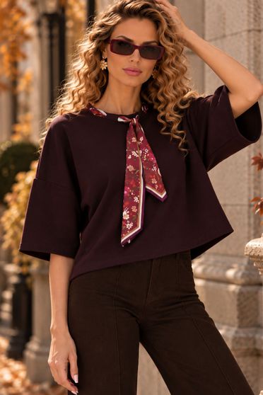 Bluza dama din modal visinie cu un croi larg accesorizata cu esarfa
