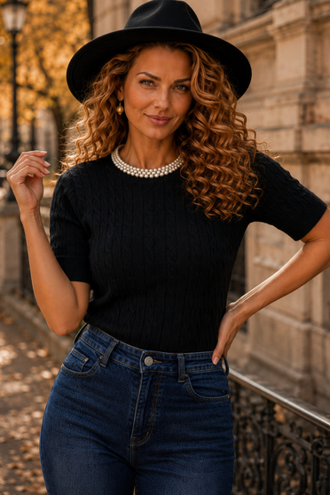 Bluza dama din tricot fin neagra cu un croi larg accesorizata cu perle si pietre strass