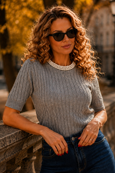Bluza dama din tricot fin gri cu un croi larg accesorizata cu perle si pietre strass