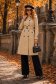 Trench din fas bej cu un croi drept accesorizat cu cordon
