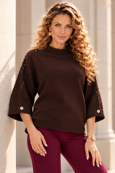 Pulover maro larg din tricot fin, cu perle și pietre strass