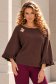 Bluza din tricot fin maro cu un croi larg accesorizata cu brosa detasabila