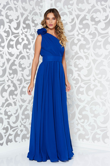 Rochie Ana Radu albastra de lux din voal pe umar accesorizata cu cordon