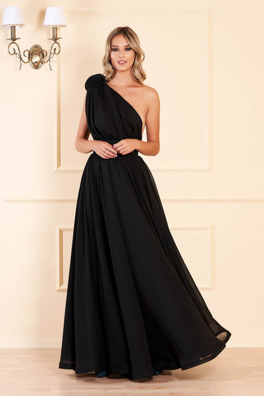 Rochie Ana Radu neagra de lux in clos din voal pe umar cu aplicatii florale accesorizata cu cordon