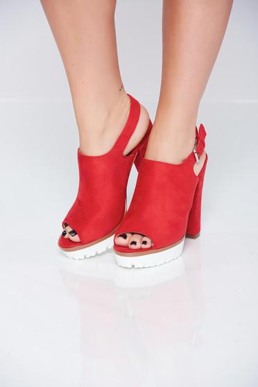 Sandale cu toc inalt rosii accesorizata cu o catarama metalica