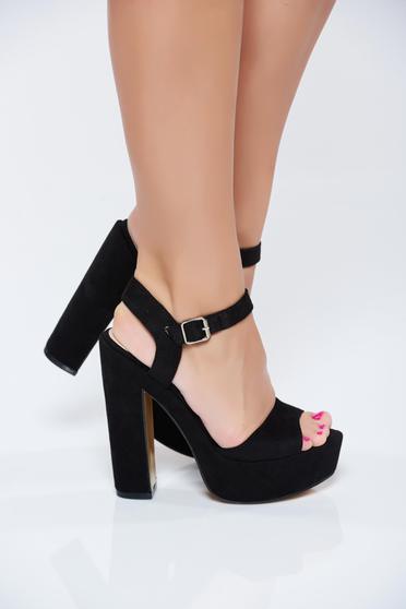 Black high heels sandals with thin straps