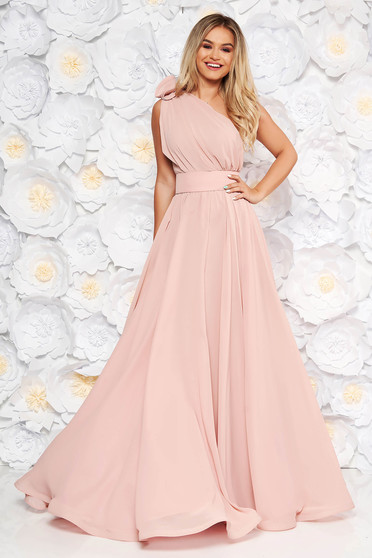 Rochie Ana Radu roz deschis de lux in clos din voal pe umar accesorizata cu cordon cu aplicatii florale