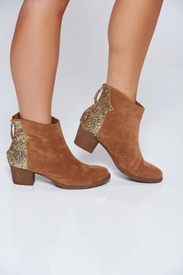 Cream casual ankle boots with square heel and glitter details
