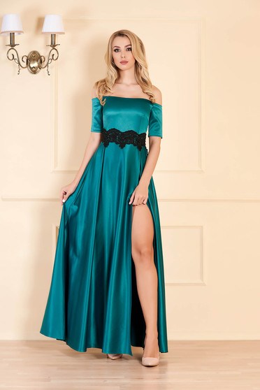 Rochie Artista verde lunga de ocazie in clos din material satinat cu insertii de broderie