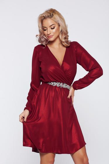 StarShinerS occasional burgundy dress with a cleavage accessorized with tied waistband with strass