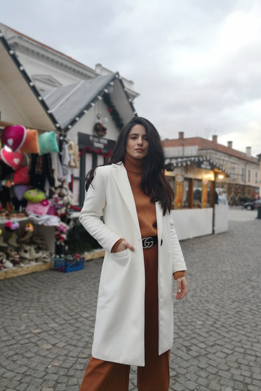 Palton LaDonna alb basic cu un croi drept din lana captusit pe interior cu buzunare
