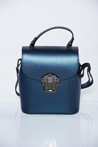 Blue natural leather bag with metalic accessory