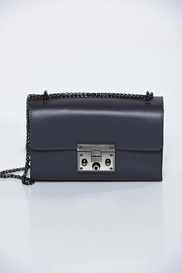 Black natural leather casual bag with metallic chain accessory