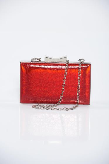 Red occasional bag with metalic accessory with metallic aspect