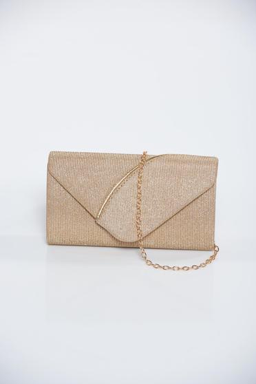 Occasional gold bag with glitter details accessorized with chain