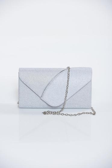 Occasional silver bag with glitter details accessorized with chain