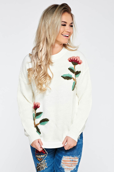 White casual knitted flared sweater with floral details