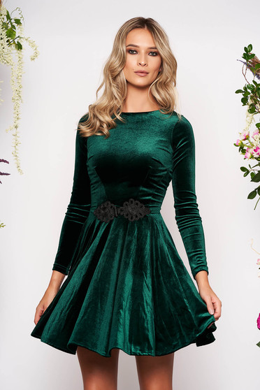 Artista darkgreen dress from velvet with embroidery details cloche