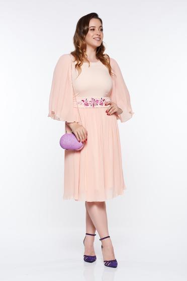 Rochie StarShinerS piersica midi de ocazie din voal in clos plisata accesorizata cu cordon brodat