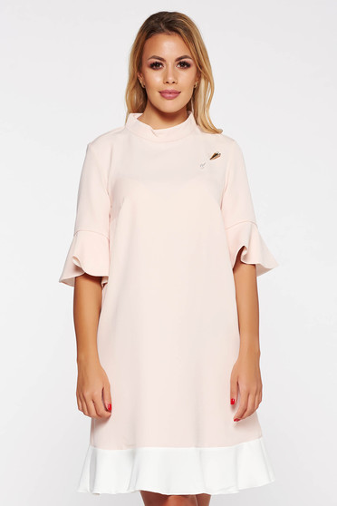 Rochie PrettyGirl rosa eleganta cu croi larg din material usor elastic cu accesoriu metalic