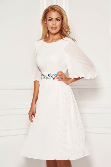 Rochie StarShinerS alba plisata de ocazie din voal captusita pe interior cu broderie in talie